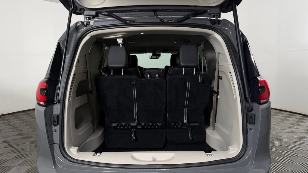 Used 2022 Chrysler Pacifica Touring-L FWD image 10