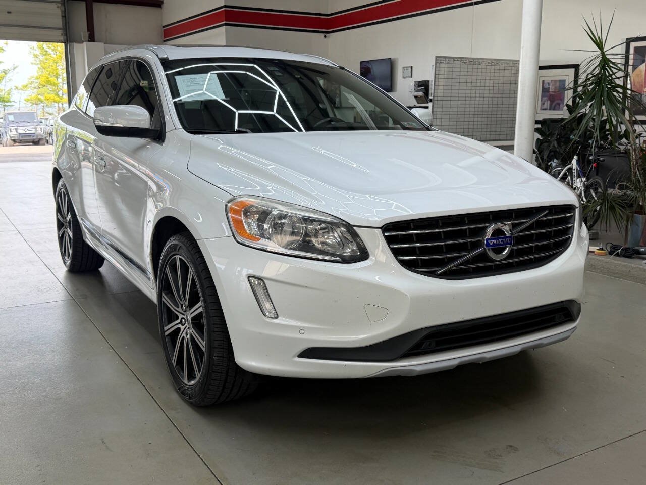 Used 2016 Volvo XC60 T6 AWD/4WD image 1