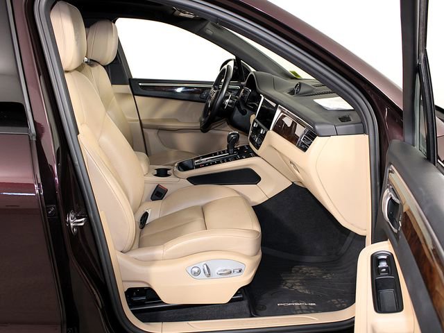Certified 2023 Porsche Macan AWD/4WD image 25