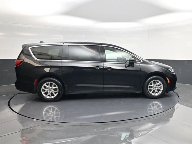 Used 2023 Chrysler Pacifica Touring-L image 2