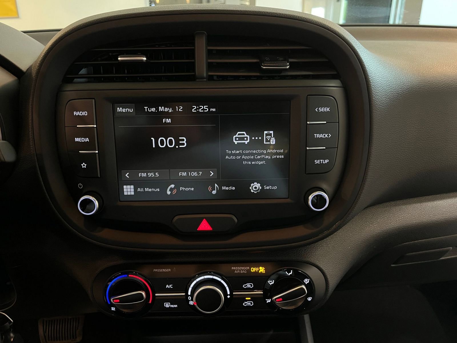Used 2025 Kia Soul LX w/ LX Technology Package FWD image 17