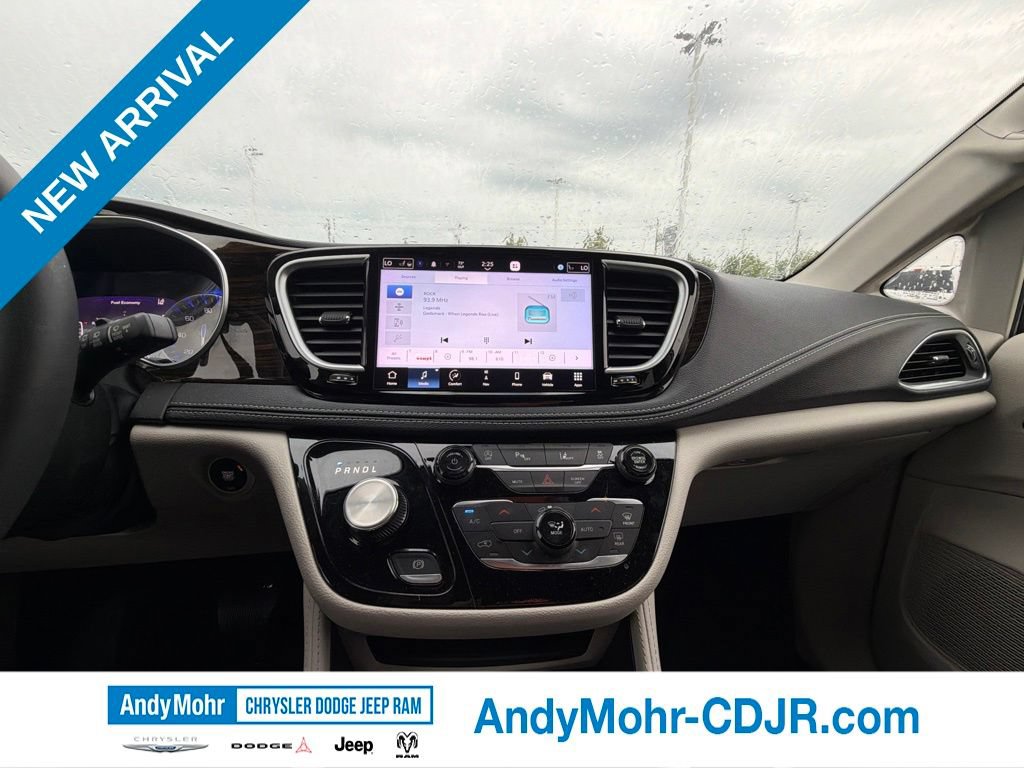 Used 2023 Chrysler Pacifica Limited FWD image 8