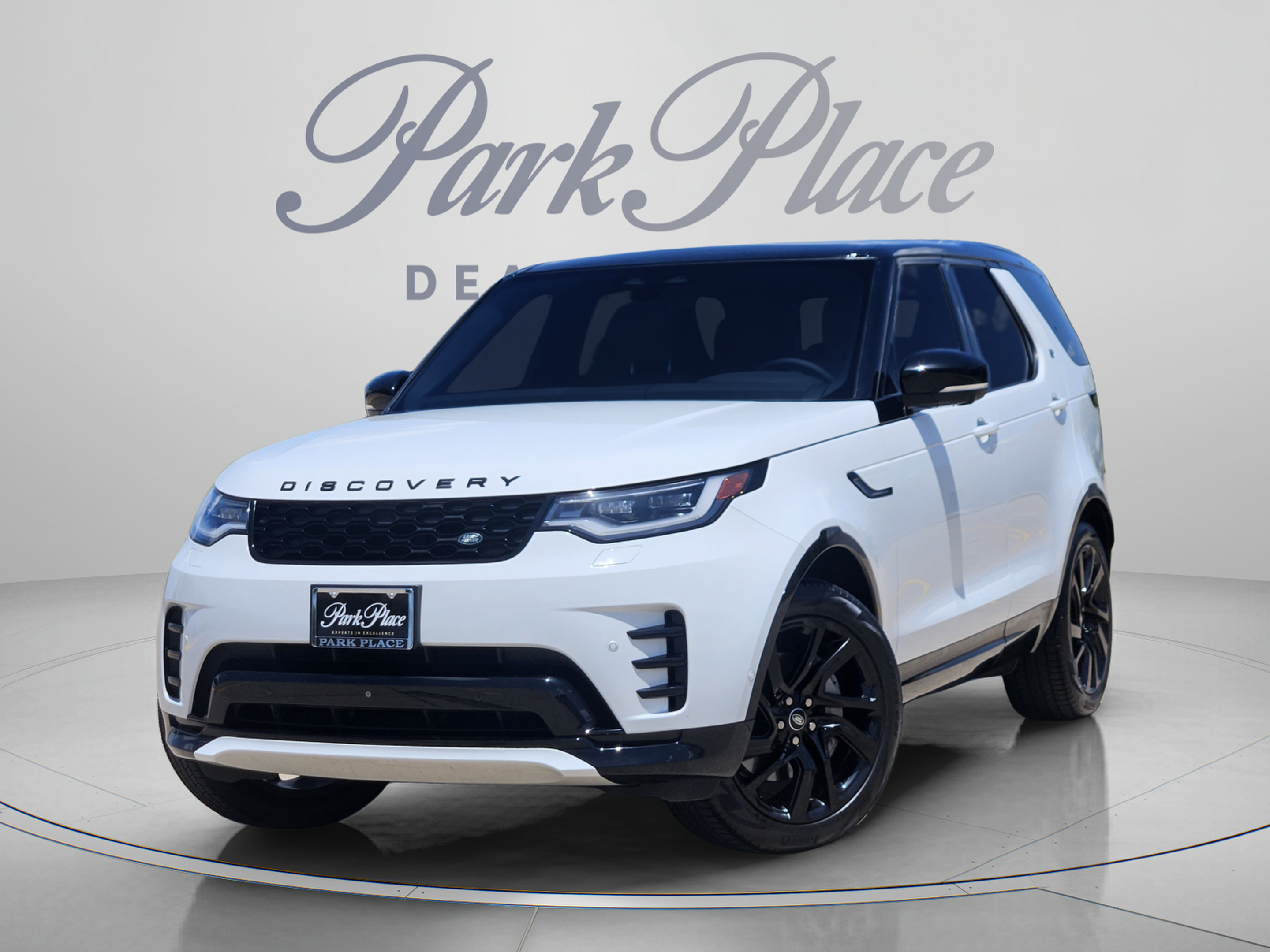 Used 2024 Land Rover Discovery Dynamic SE AWD/4WD image 2