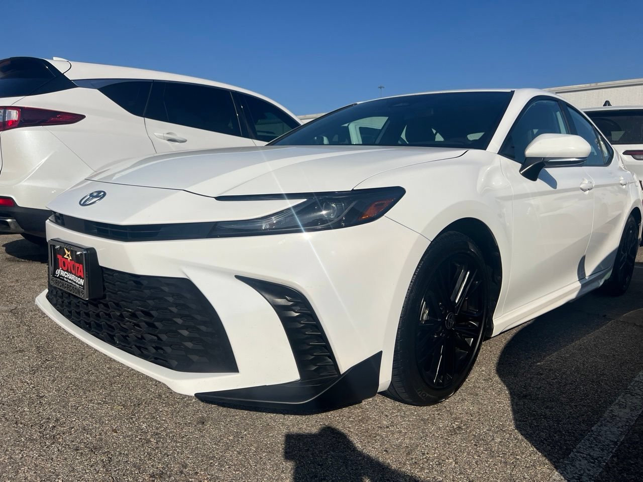Used 2025 Toyota Camry SE FWD image 1