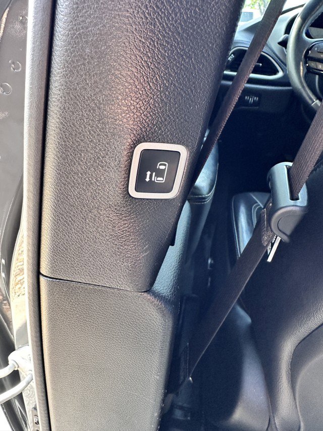 Used 2021 Chrysler Pacifica Touring-L w/ Uconnect Theater Family Group FWD image 14