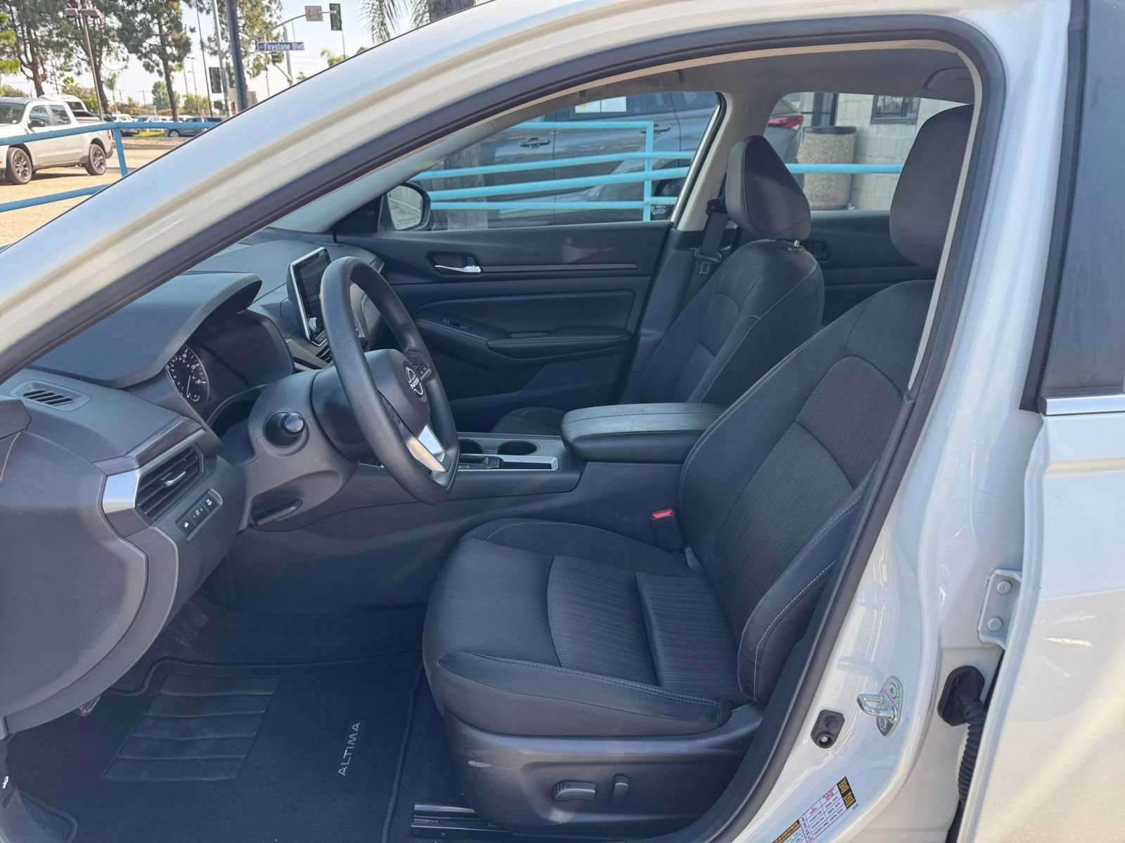 Used 2025 Nissan Altima 2.5 SV FWD image 27