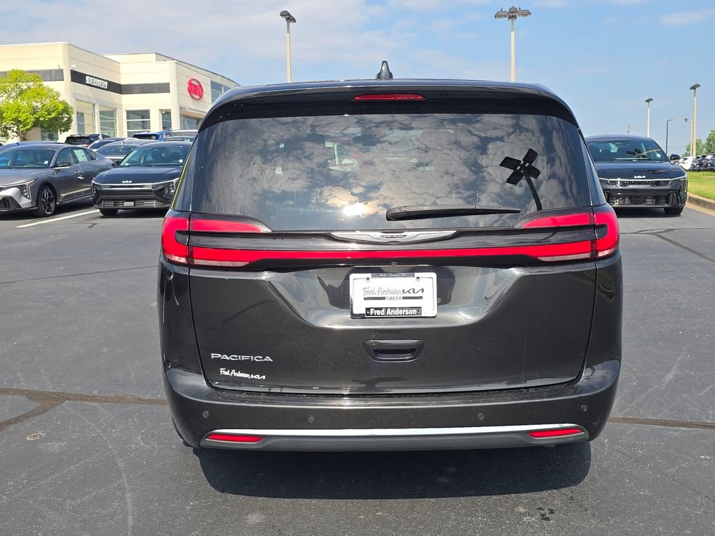 Used 2023 Chrysler Pacifica Touring-L FWD image 4