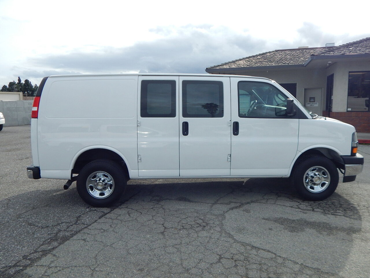 Used 2024 Chevrolet Express 2500 w/ Driver Convenience Package image 9