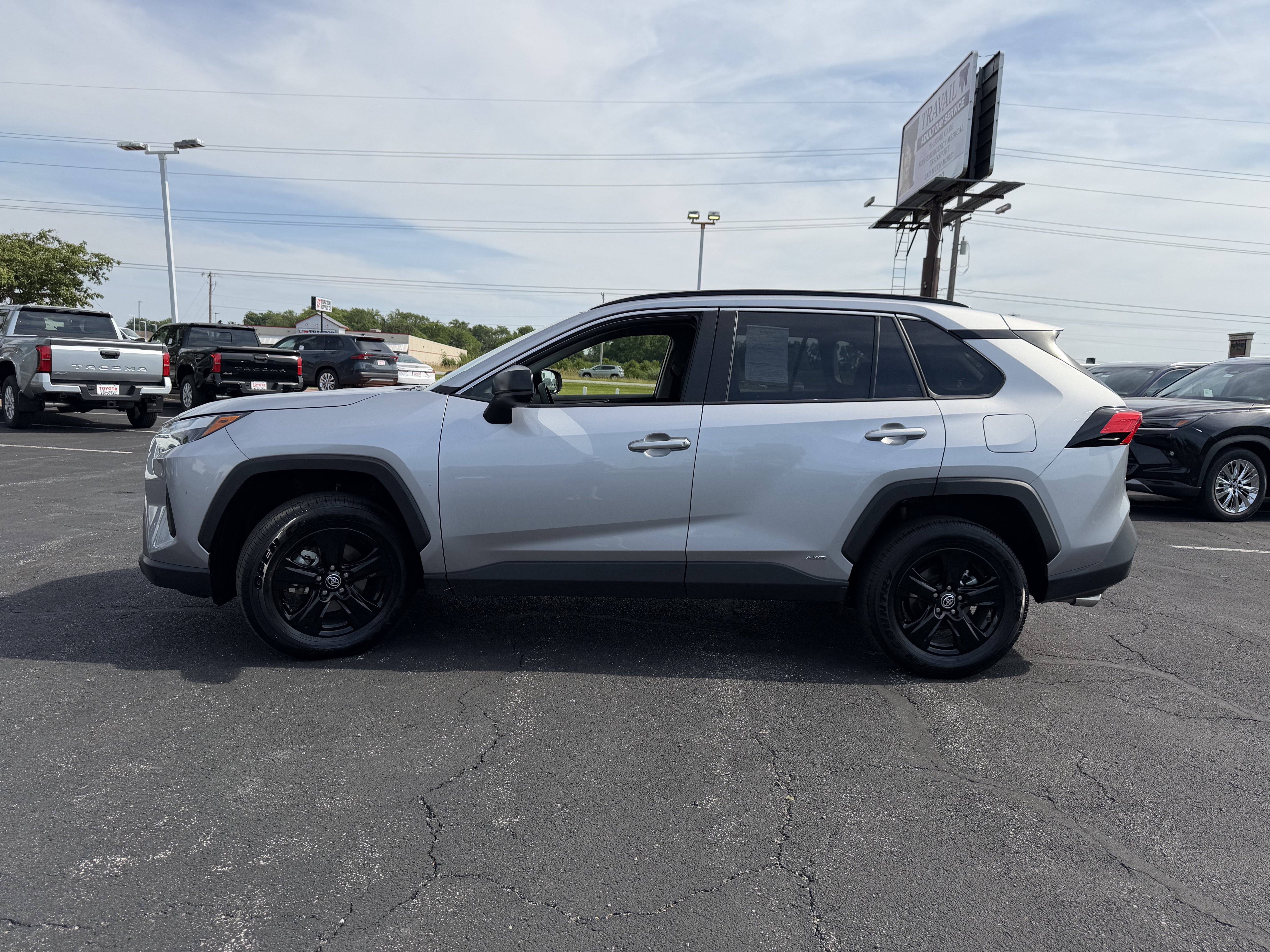 Used 2025 Toyota RAV4 LE AWD/4WD image 4