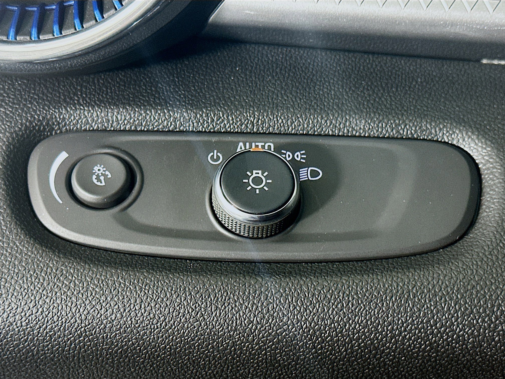 Used 2025 Chevrolet Trax LT w/ LT Convenience Package image 16