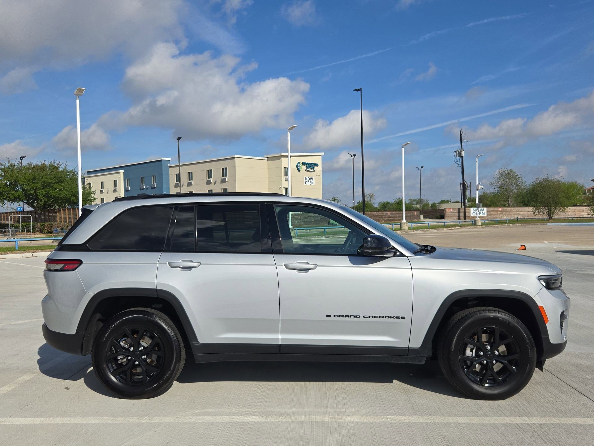 Used 2025 Jeep Grand Cherokee Altitude AWD/4WD image 2