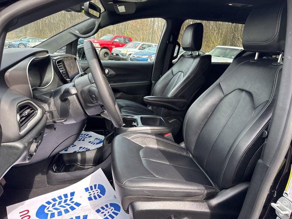 Used 2025 Chrysler Pacifica Select image 14