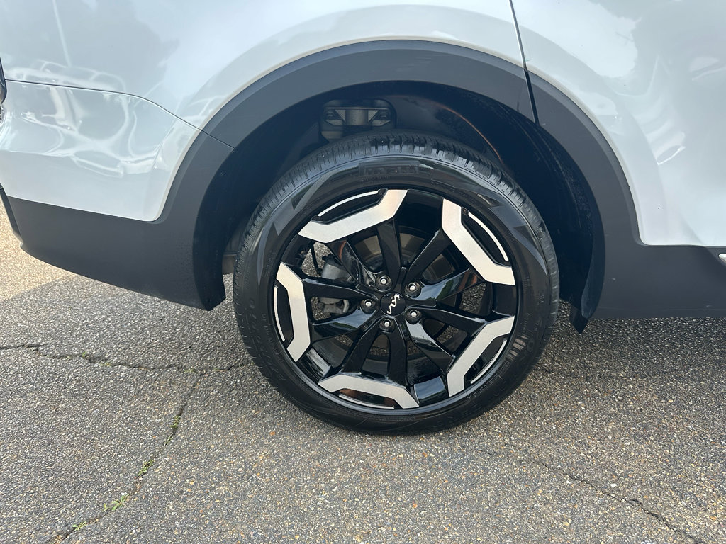 Used 2024 Kia Telluride EX w/ EX Captain's Chair Package image 5