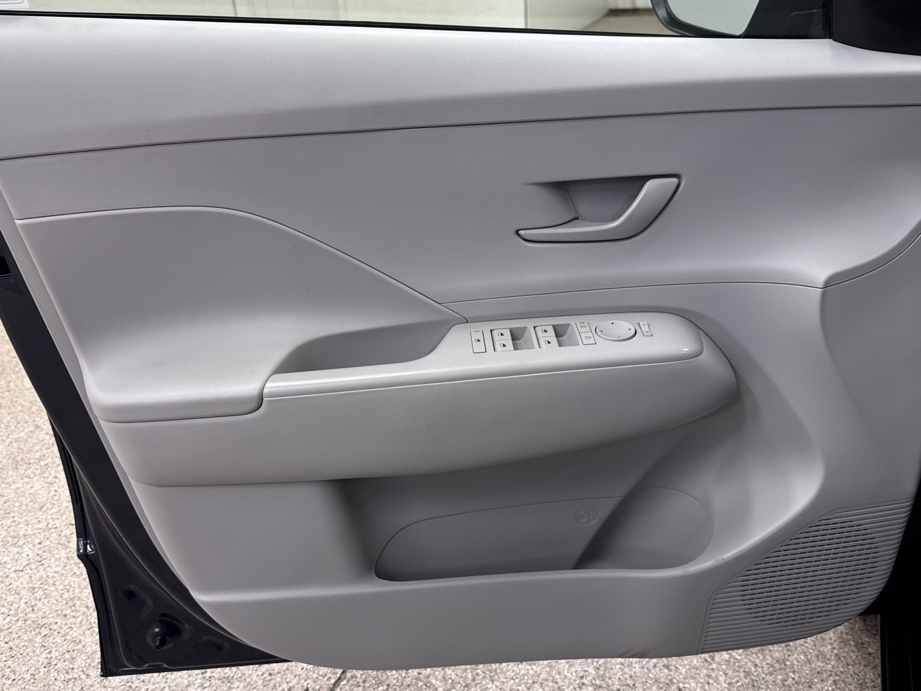 Used 2025 Hyundai Kona SEL image 3