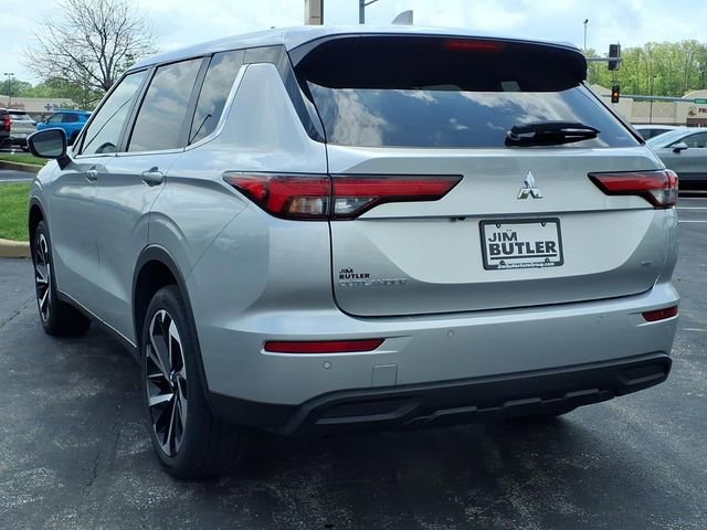 Used 2024 Mitsubishi Outlander AWD image 2