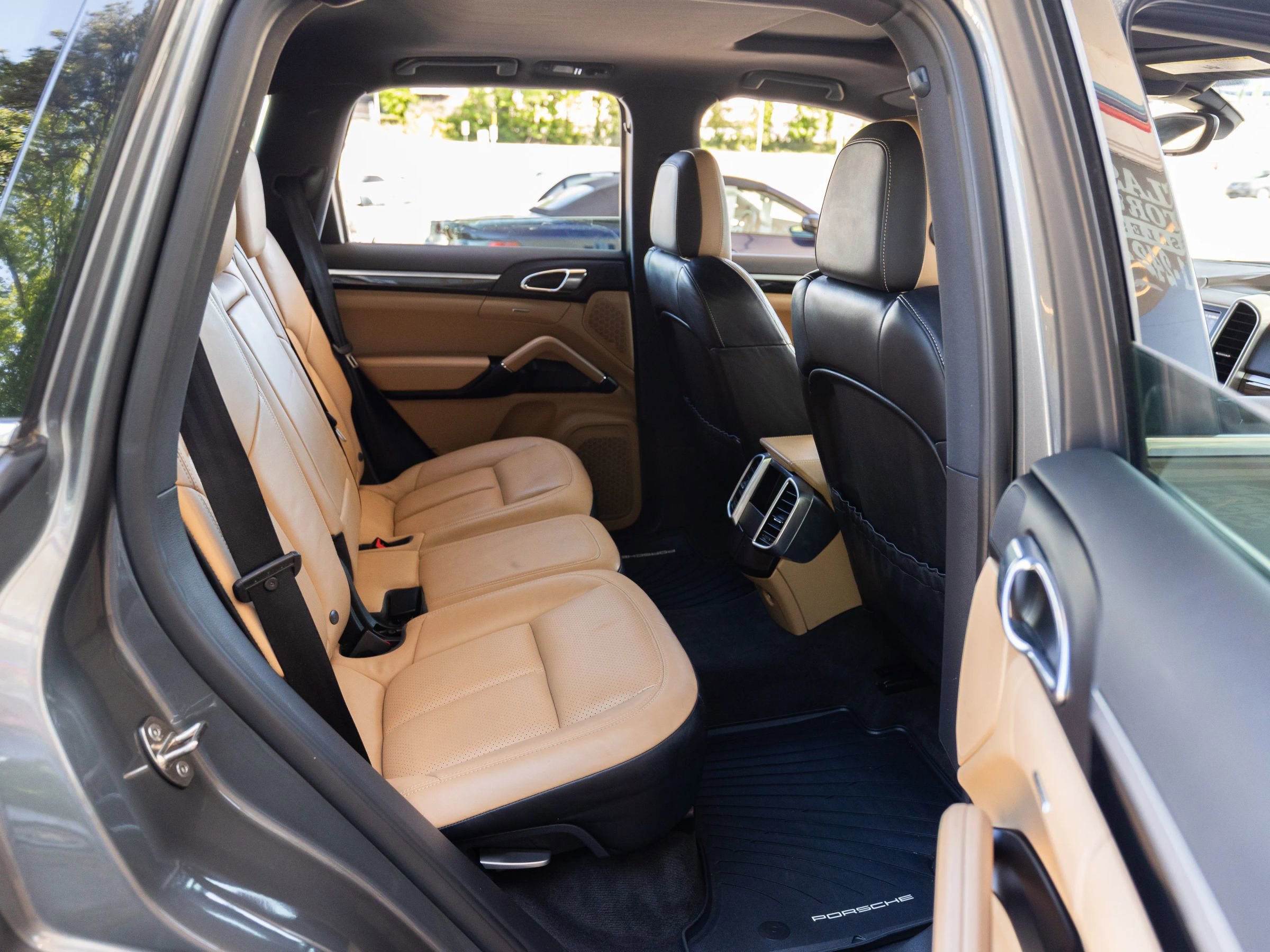 Used 2016 Porsche Cayenne w/ Premium Package AWD/4WD image 25