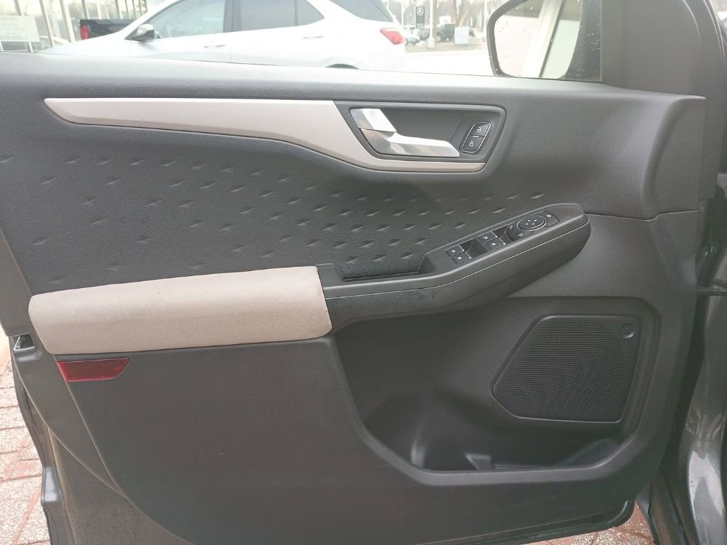 Used 2020 Ford Escape SE image 12