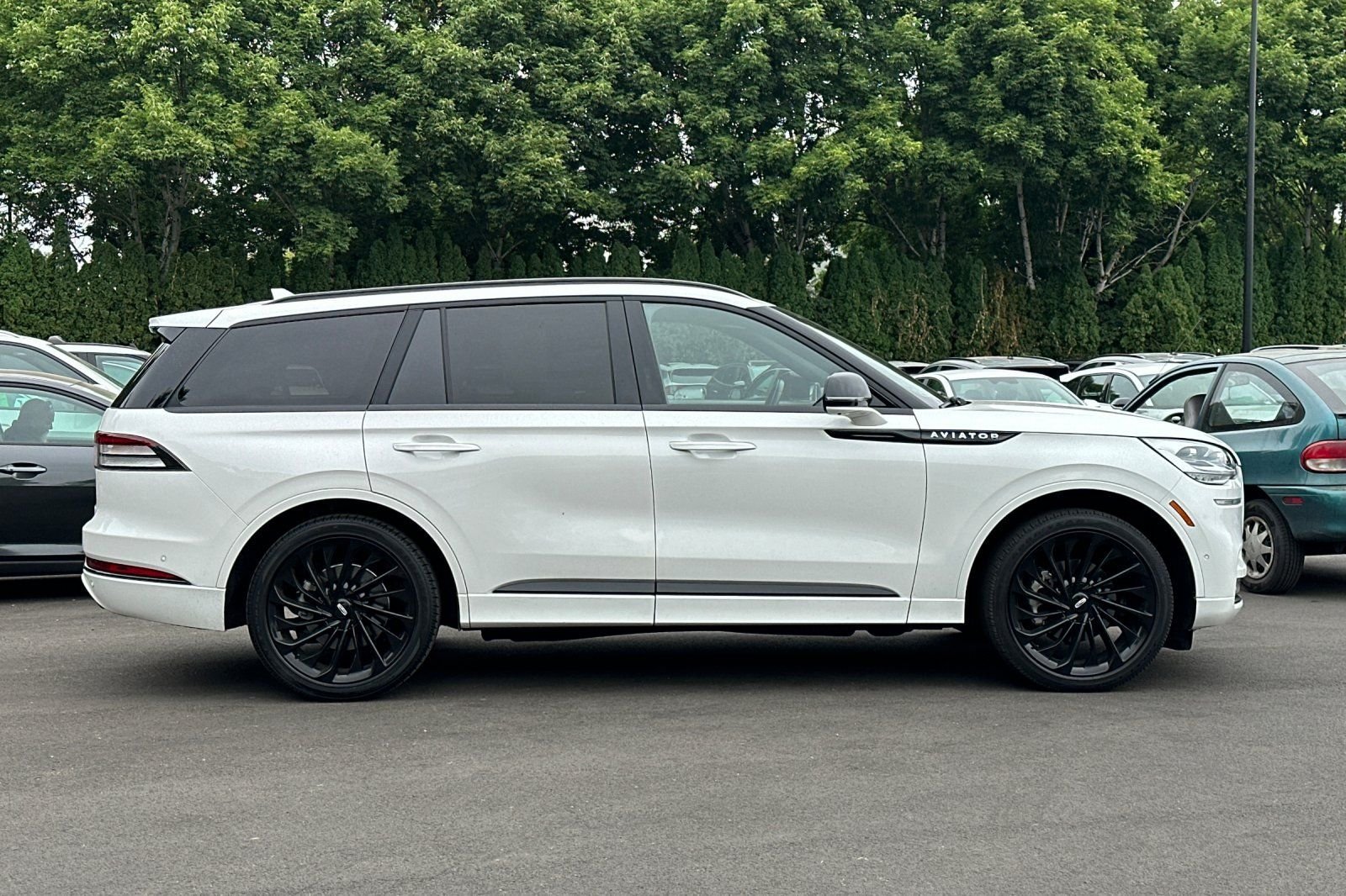 Used 2023 Lincoln Aviator Reserve w/ Equipment Group 201A RWD image 3
