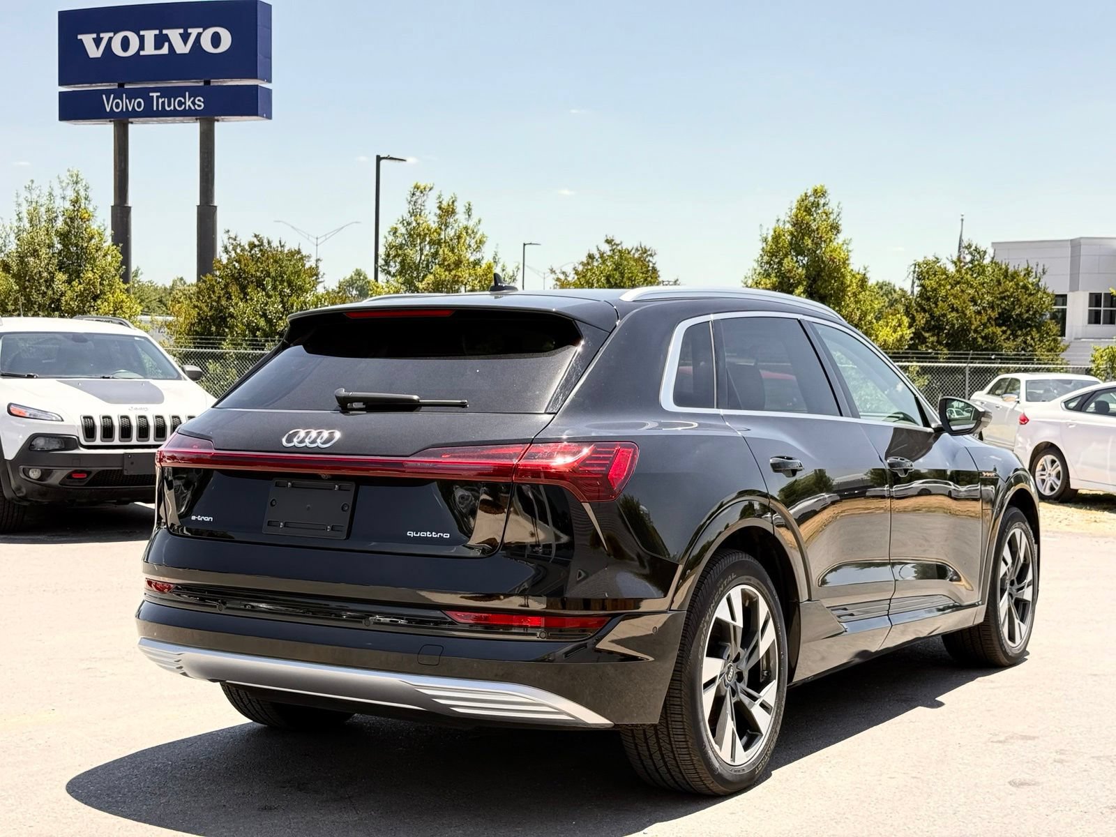 Used 2023 Audi e-tron Premium Plus w/ Premium Plus Package AWD/4WD image 11