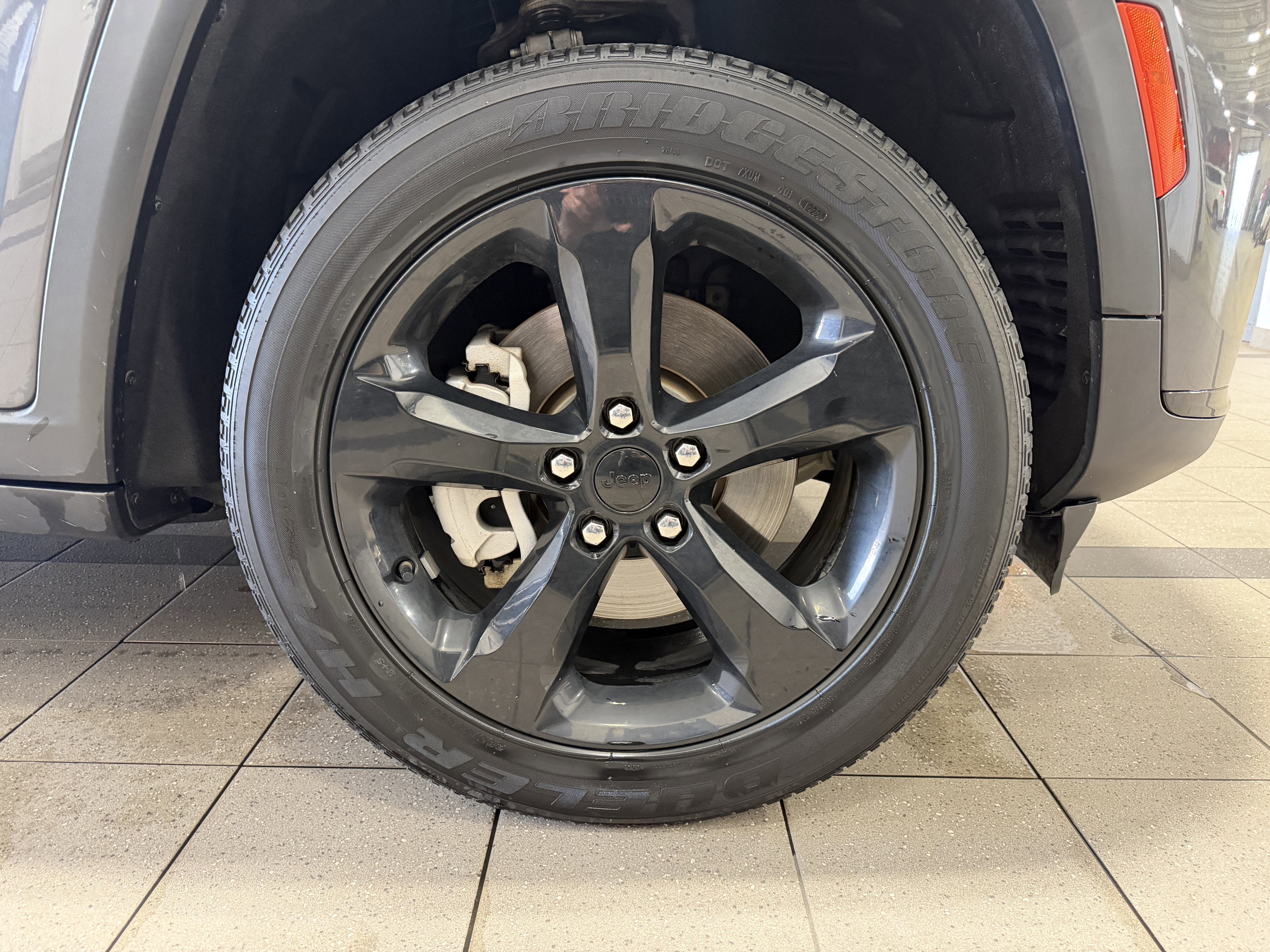 Used 2023 Jeep Grand Cherokee L Laredo image 2