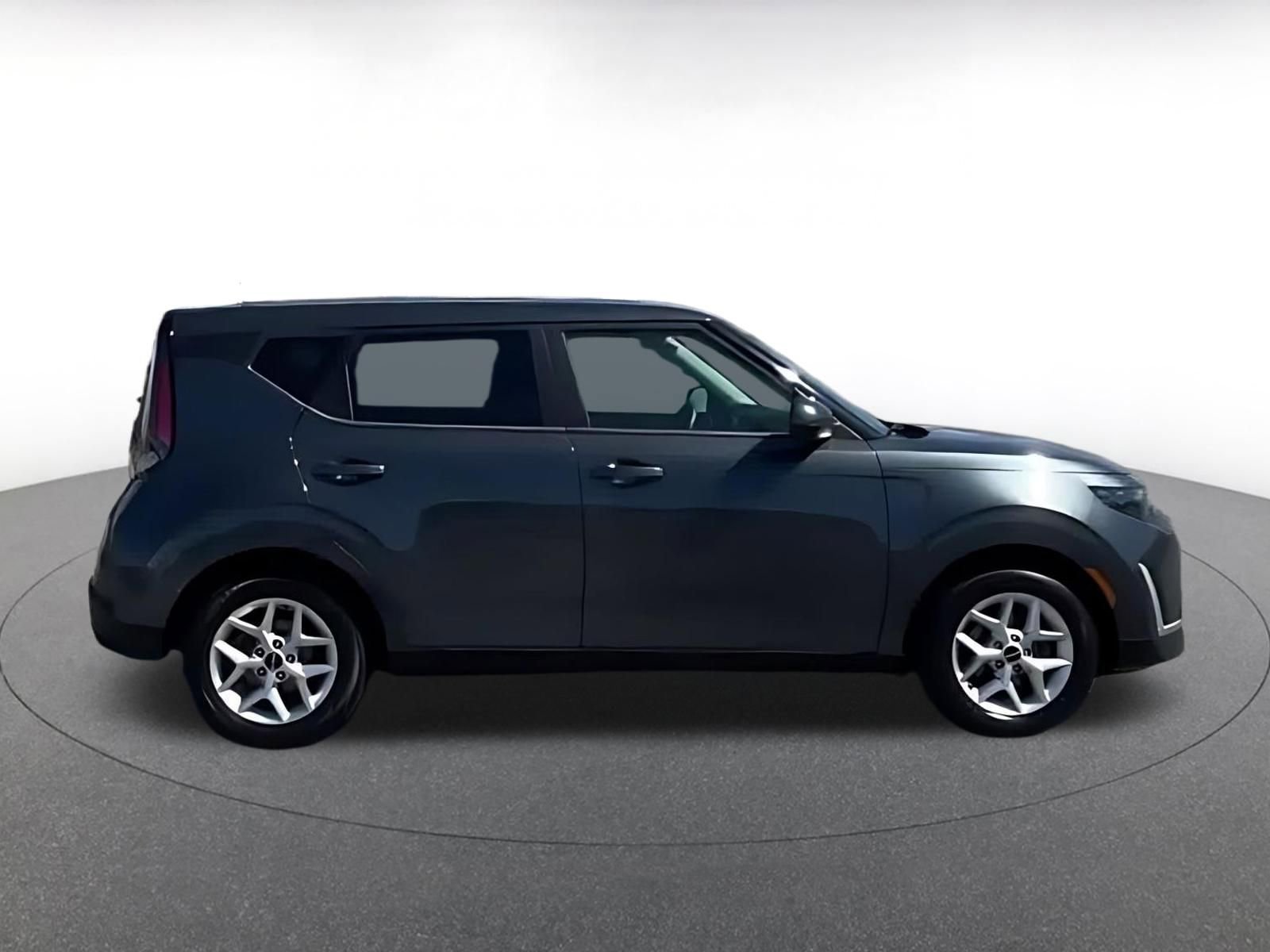 Used 2025 Kia Soul LX w/ LX Technology Package FWD image 11