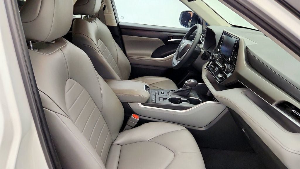 Used 2022 Toyota Highlander XLE AWD/4WD image 23
