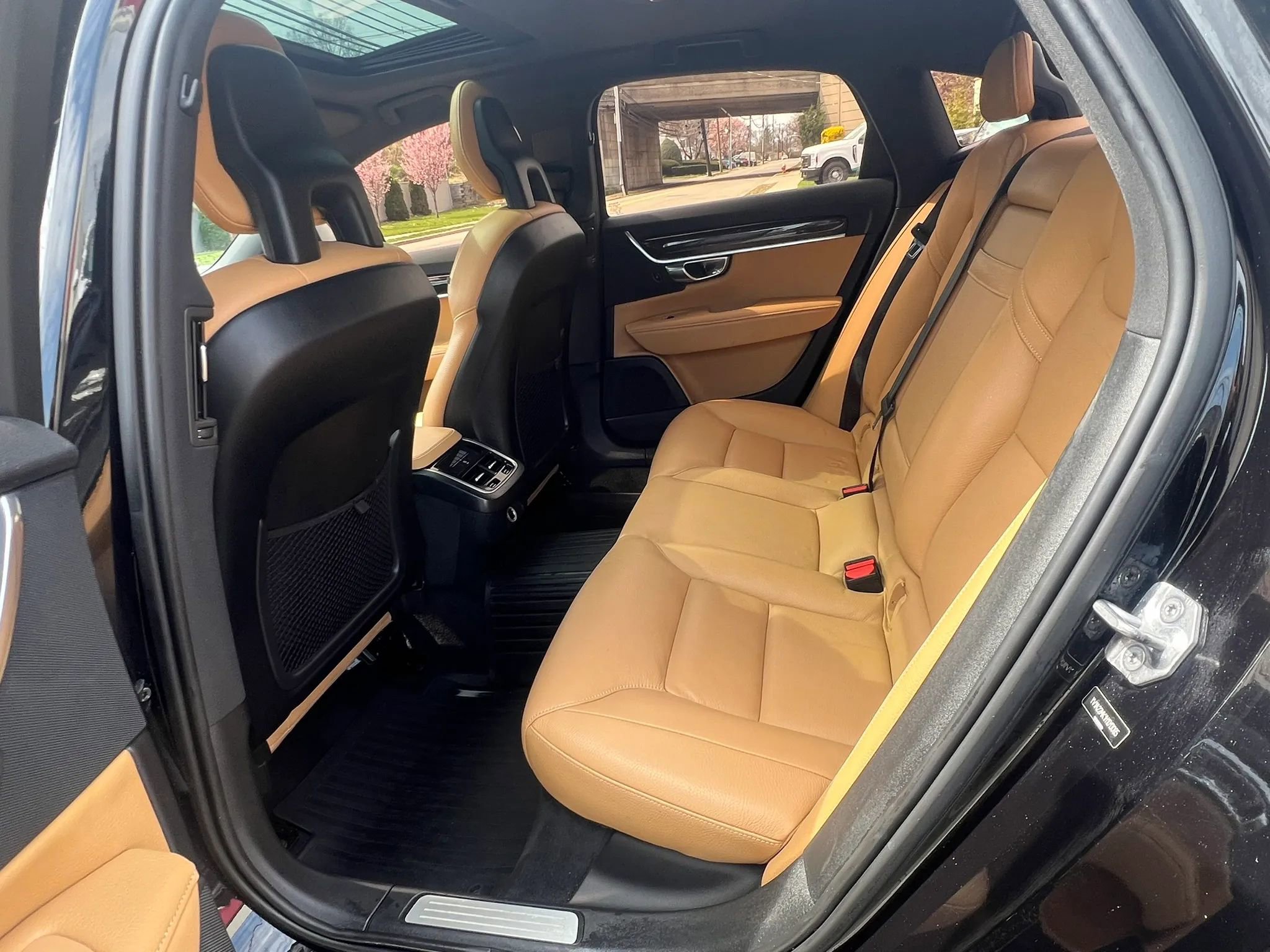 Used 2017 Volvo S90 T6 Momentum w/ Vision Package image 28
