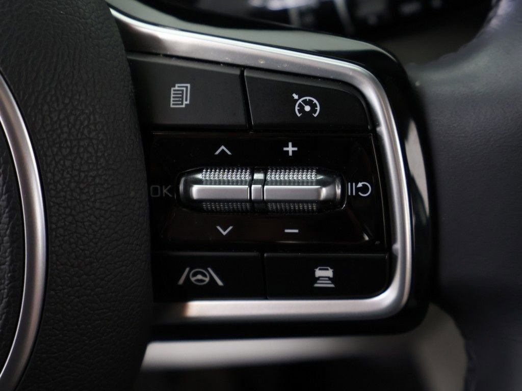 Used 2023 Kia Carnival EX FWD image 43