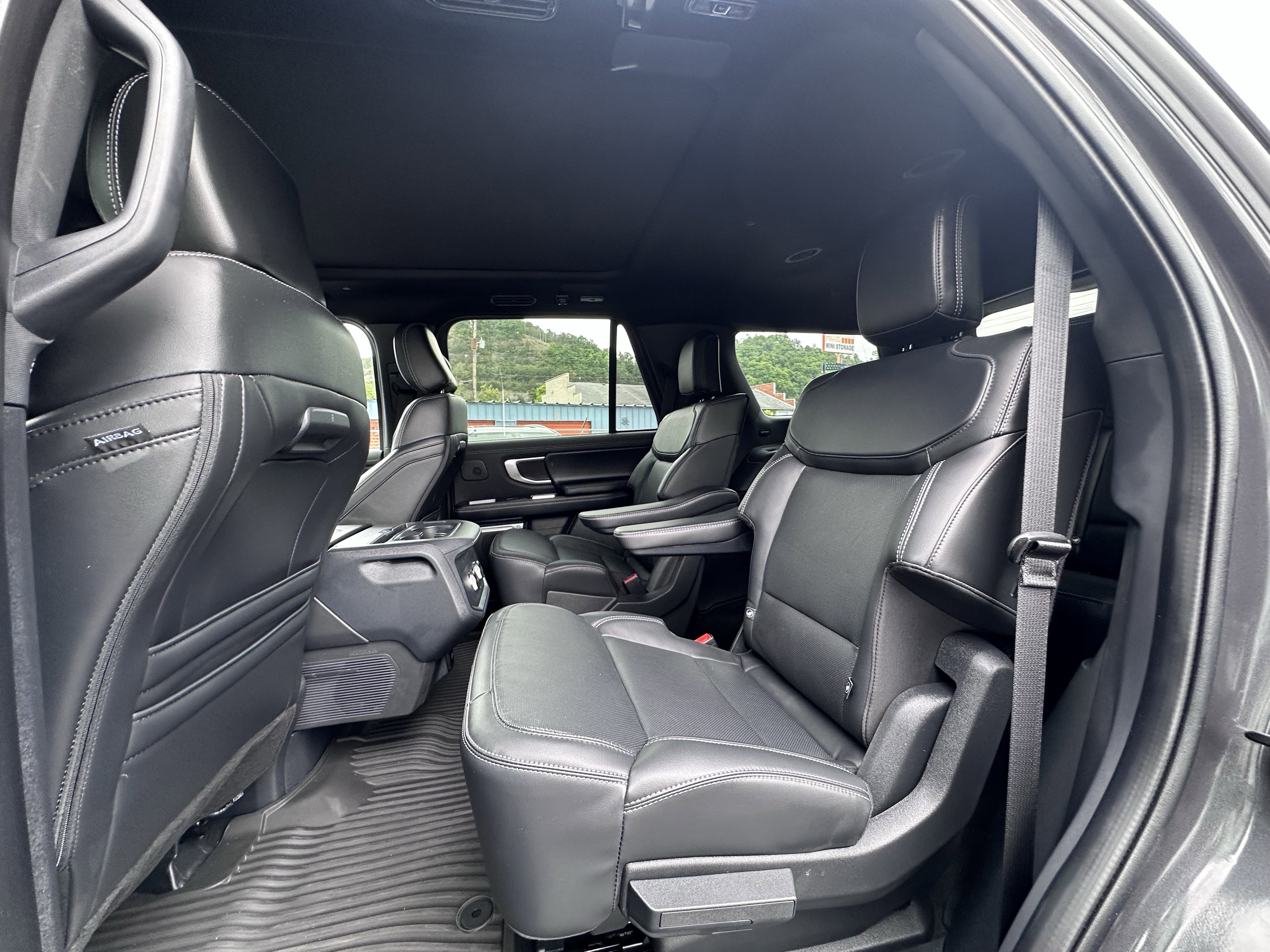 Used 2025 Ford Expedition Platinum w/ Stealth Performance Package AWD/4WD image 10