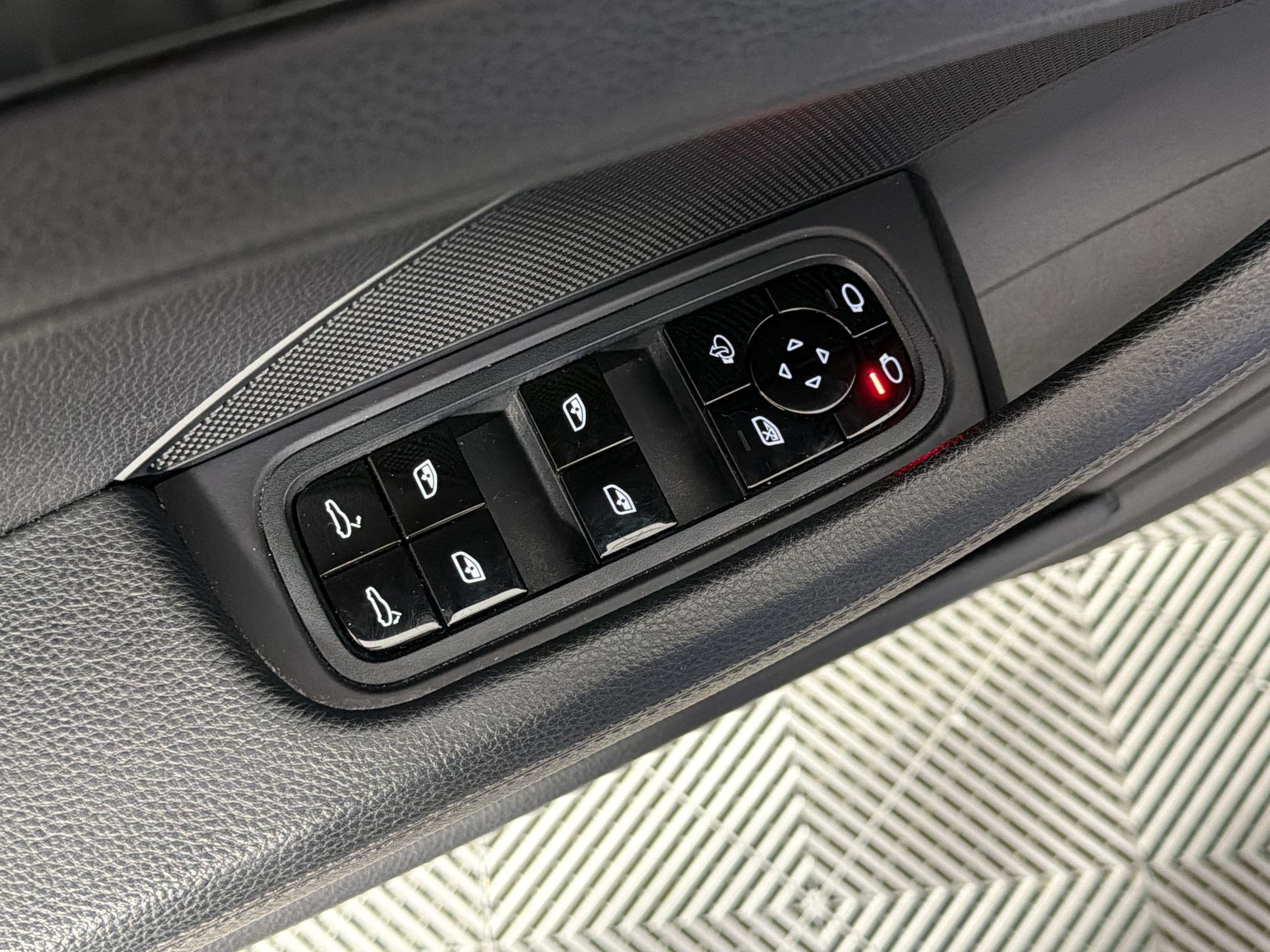 Certified 2019 Porsche Panamera image 14