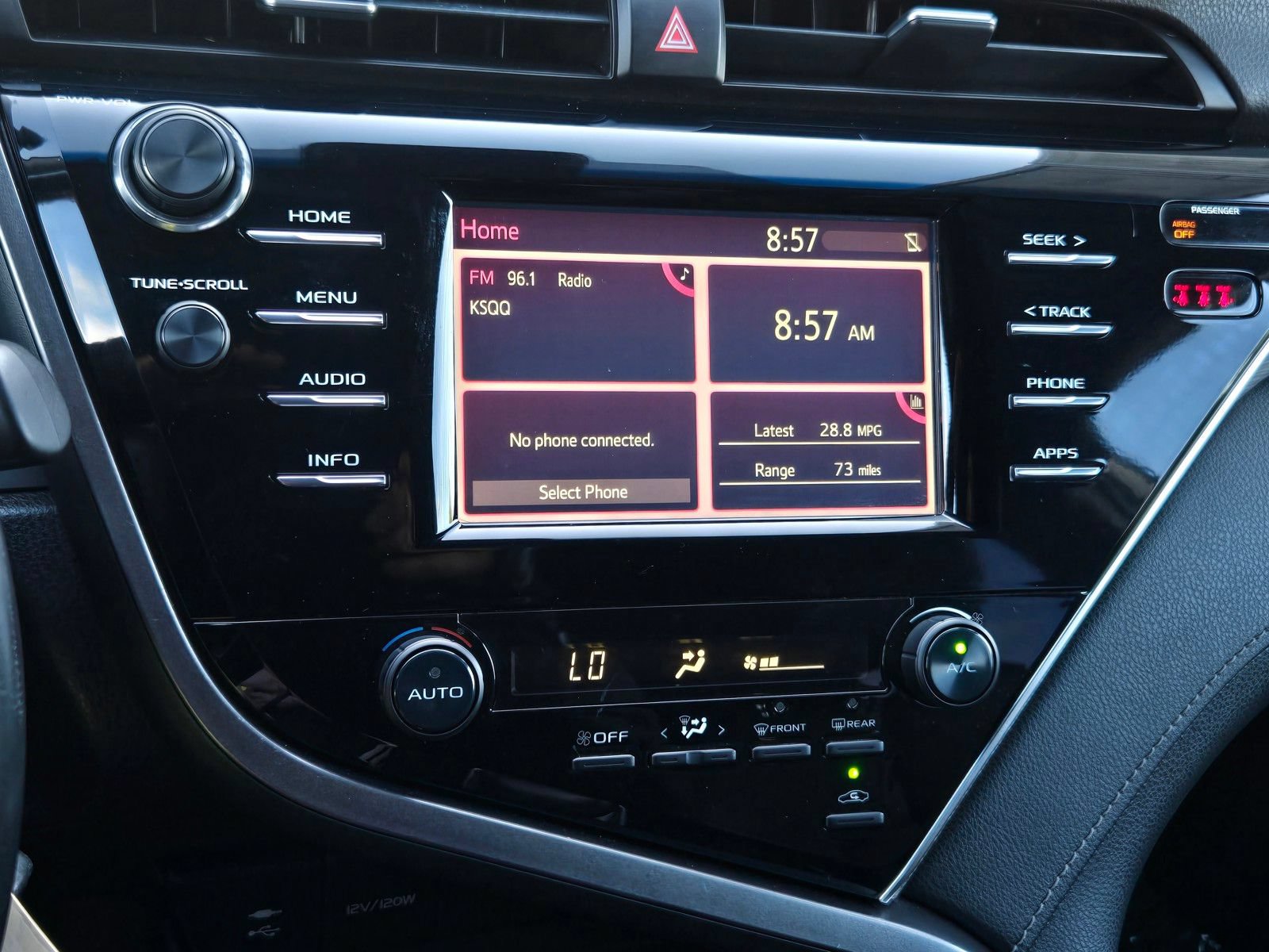 Used 2018 Toyota Camry SE FWD image 12