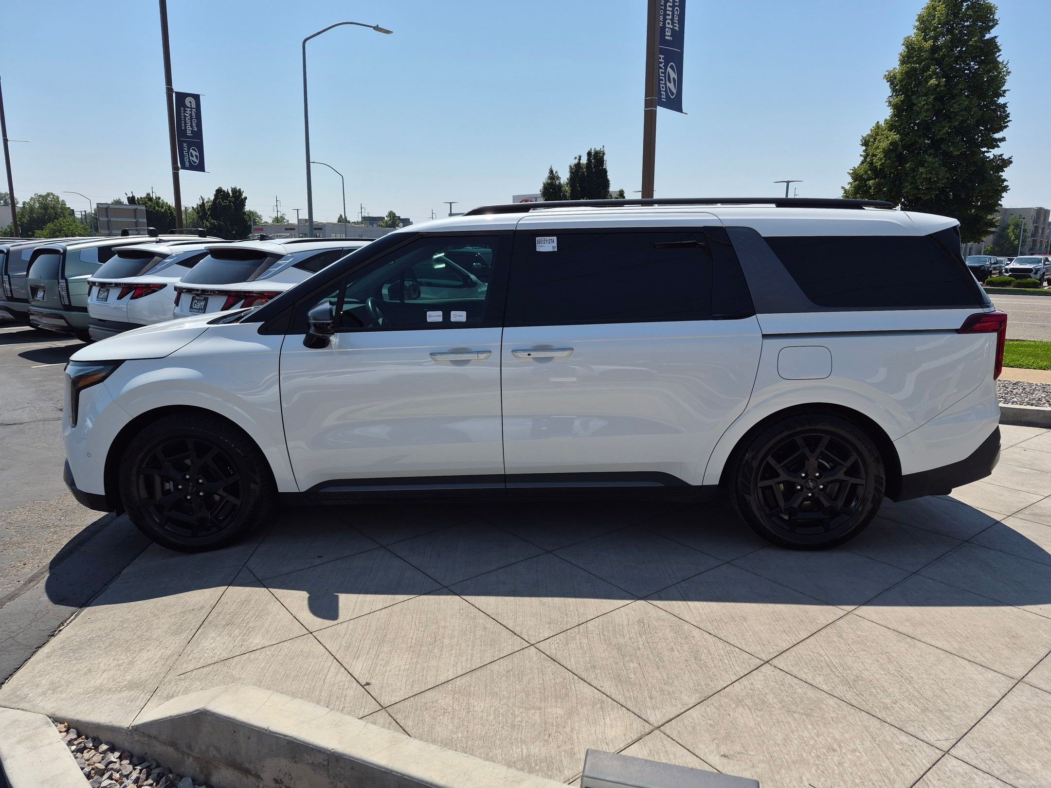 Used 2025 Kia Carnival SX w/ SX Dark Edition Package FWD image 9