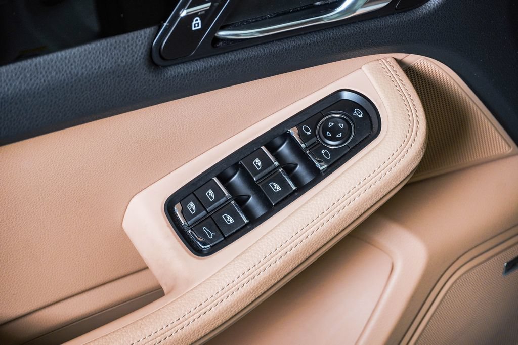 Certified 2025 Porsche Macan AWD/4WD image 25