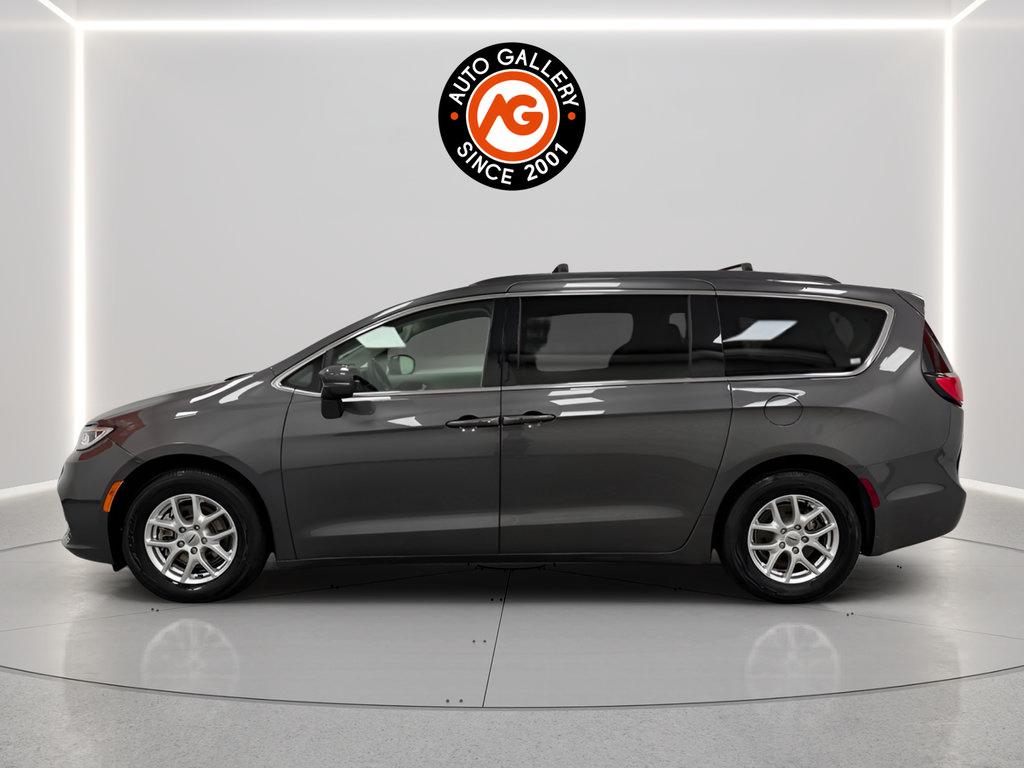 Used 2022 Chrysler Pacifica Touring-L FWD image 4