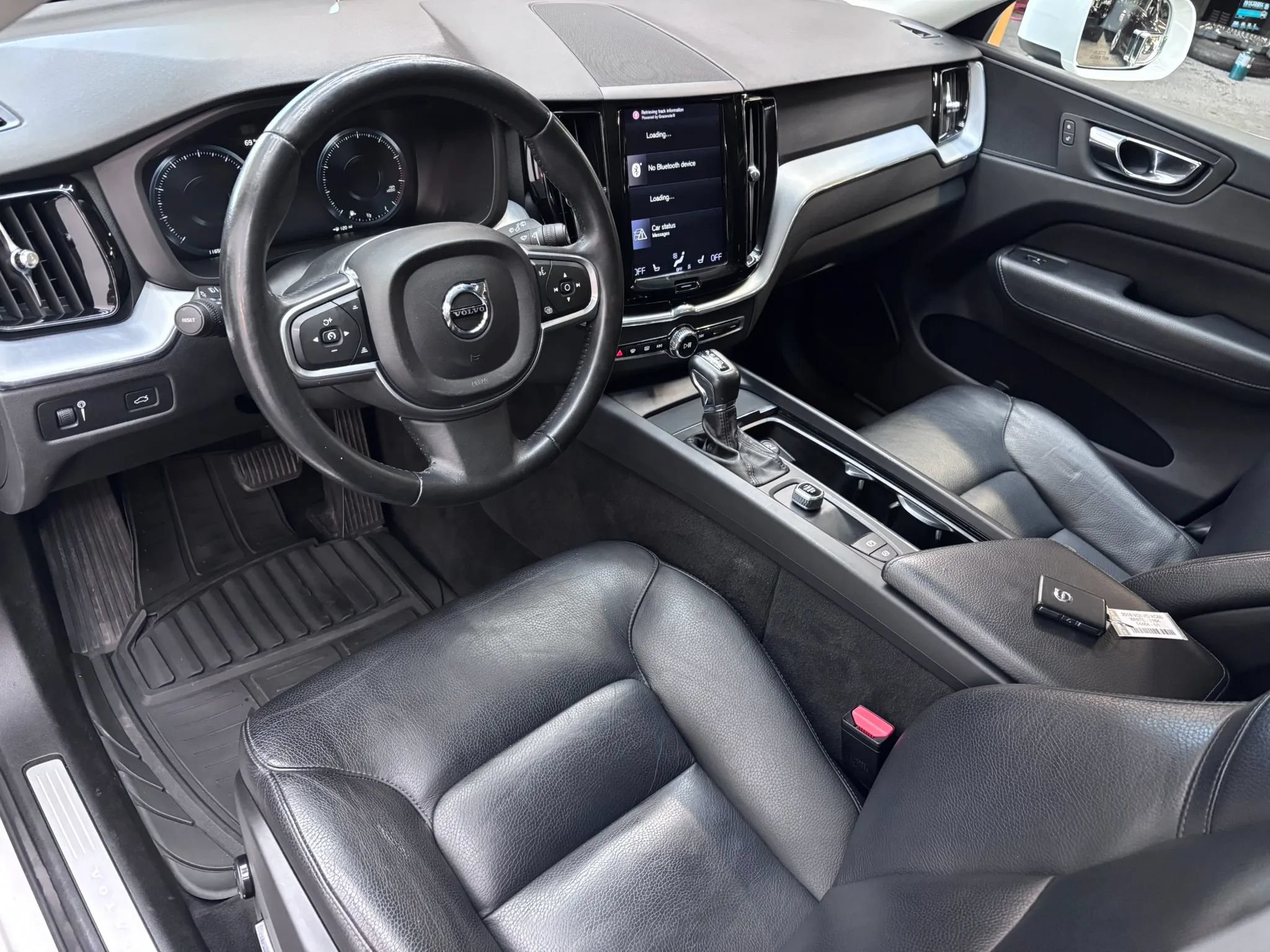 Used 2018 Volvo XC60 T6 Momentum w/ Vision Package AWD/4WD image 8