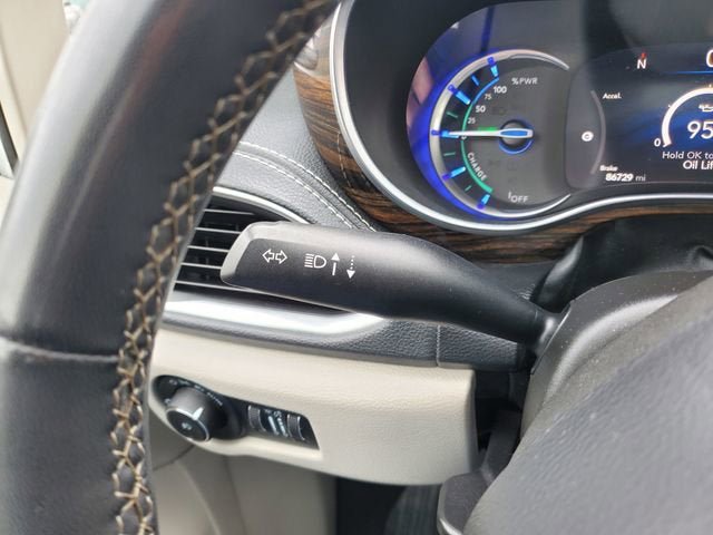 Used 2022 Chrysler Pacifica Limited FWD image 16