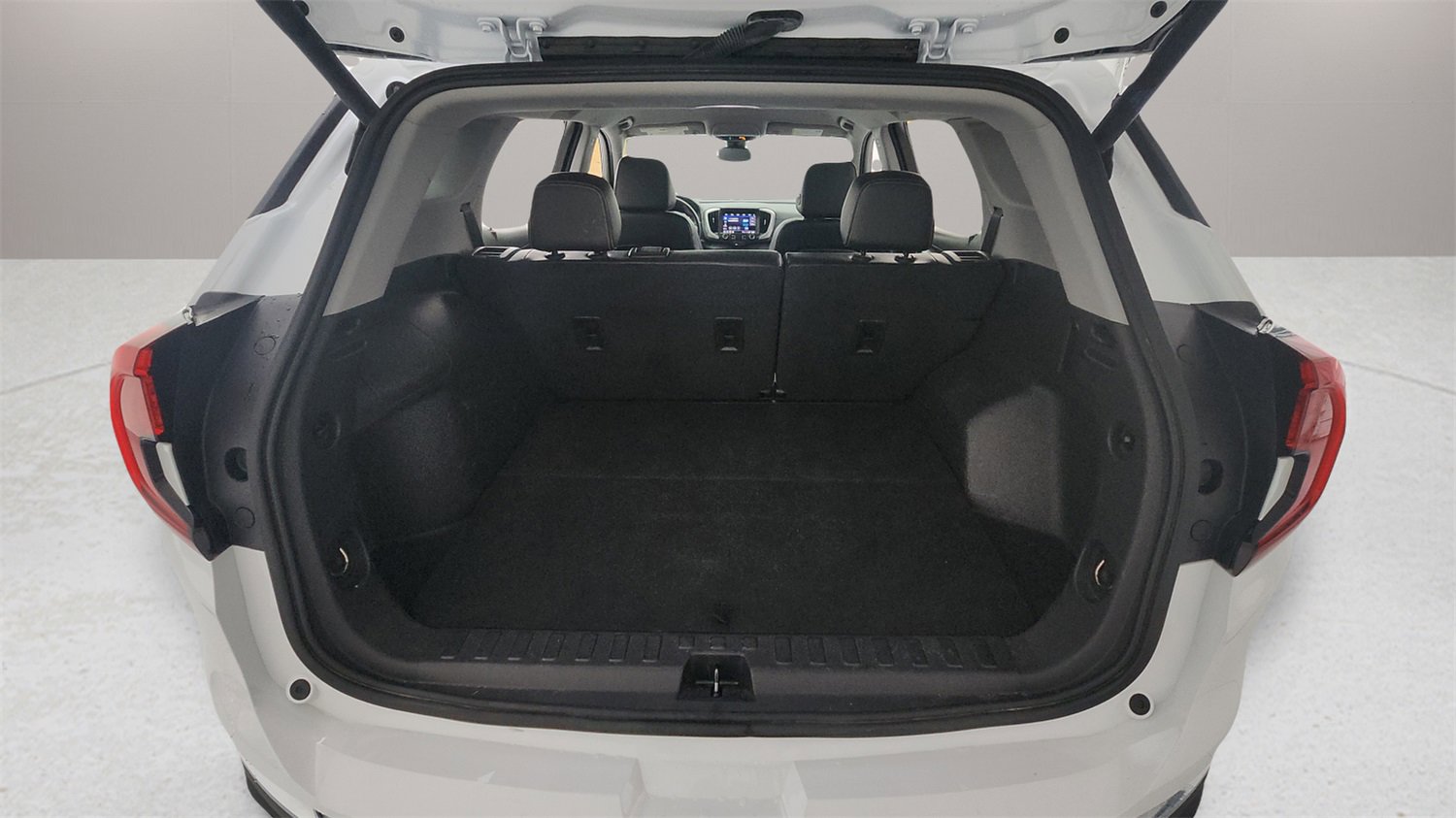 Used 2023 GMC Terrain SLT image 25