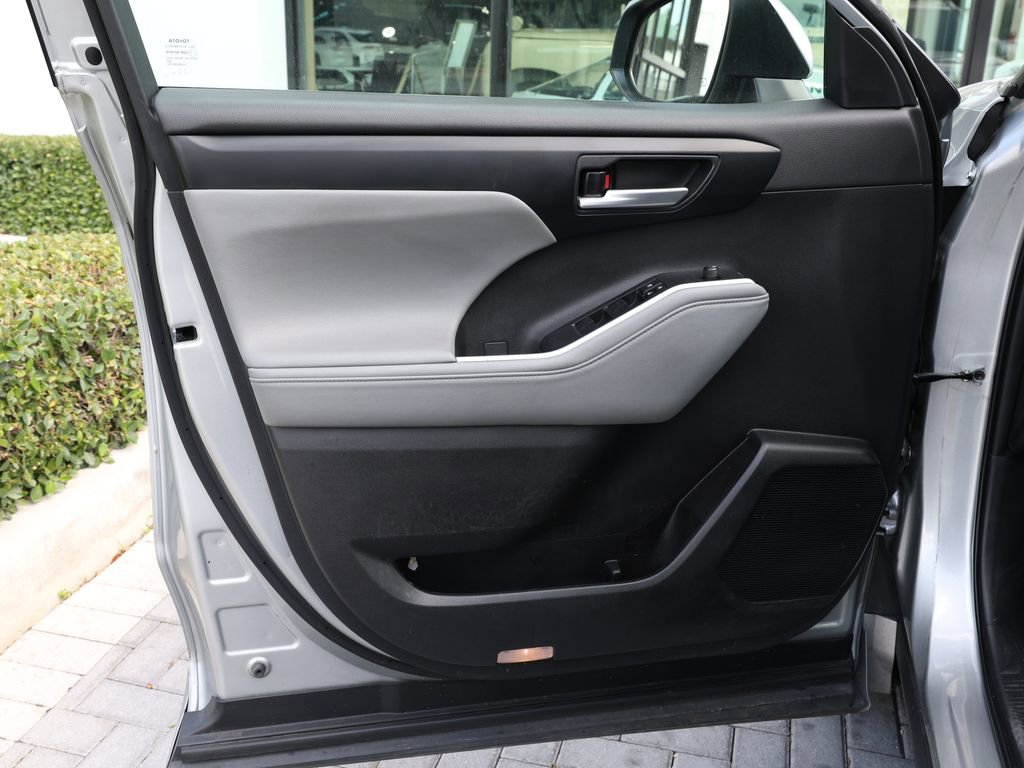 Used 2023 Toyota Highlander XLE FWD image 10