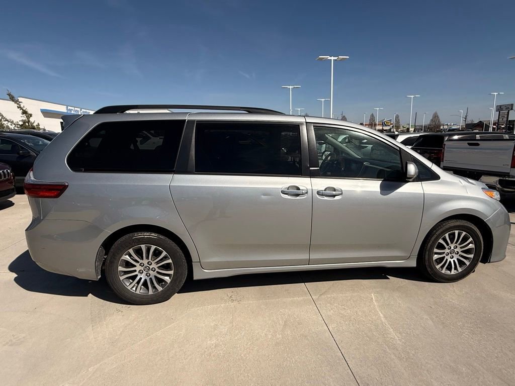 Used 2020 Toyota Sienna XLE image 6