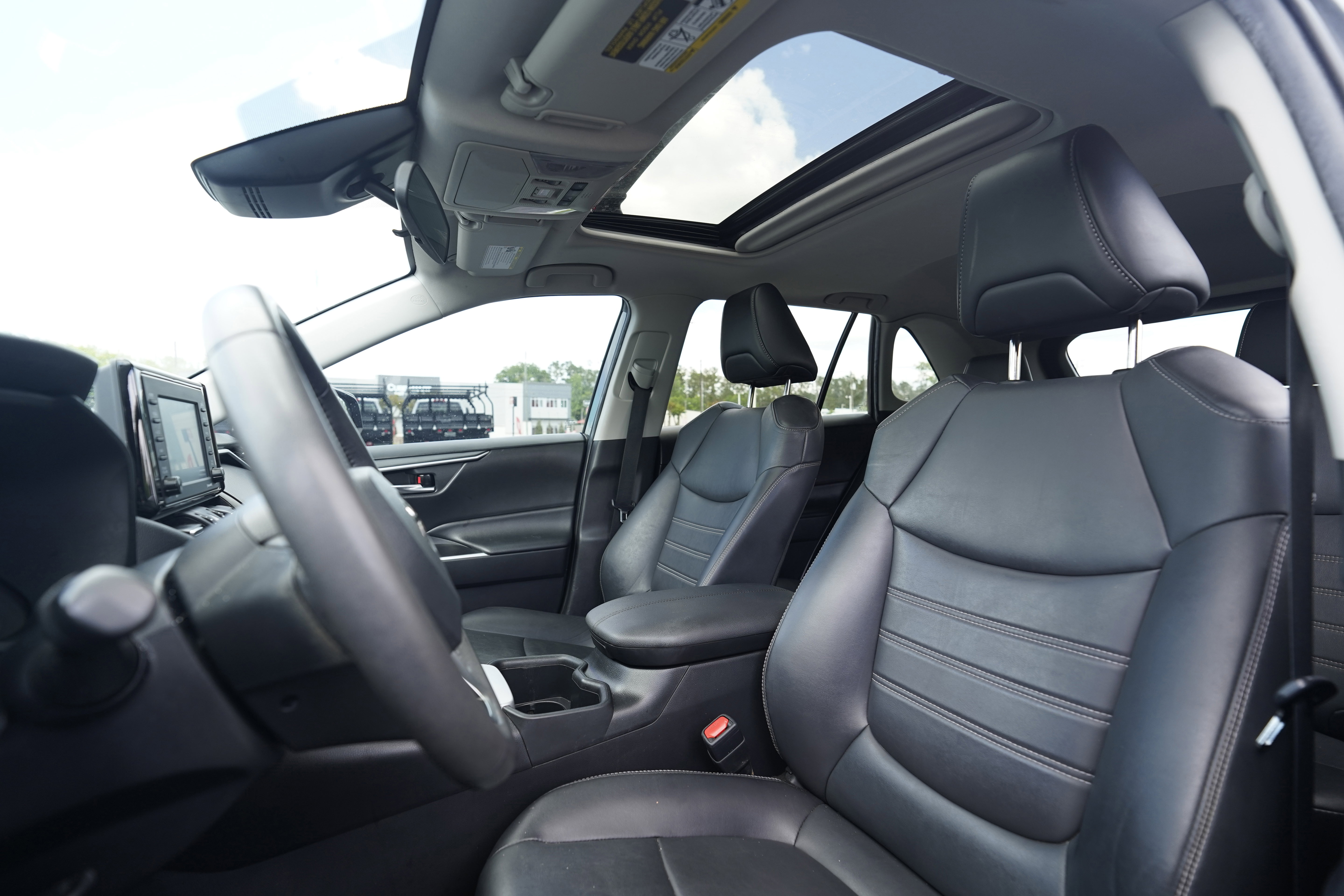 Used 2022 Toyota RAV4 XLE Premium FWD image 8