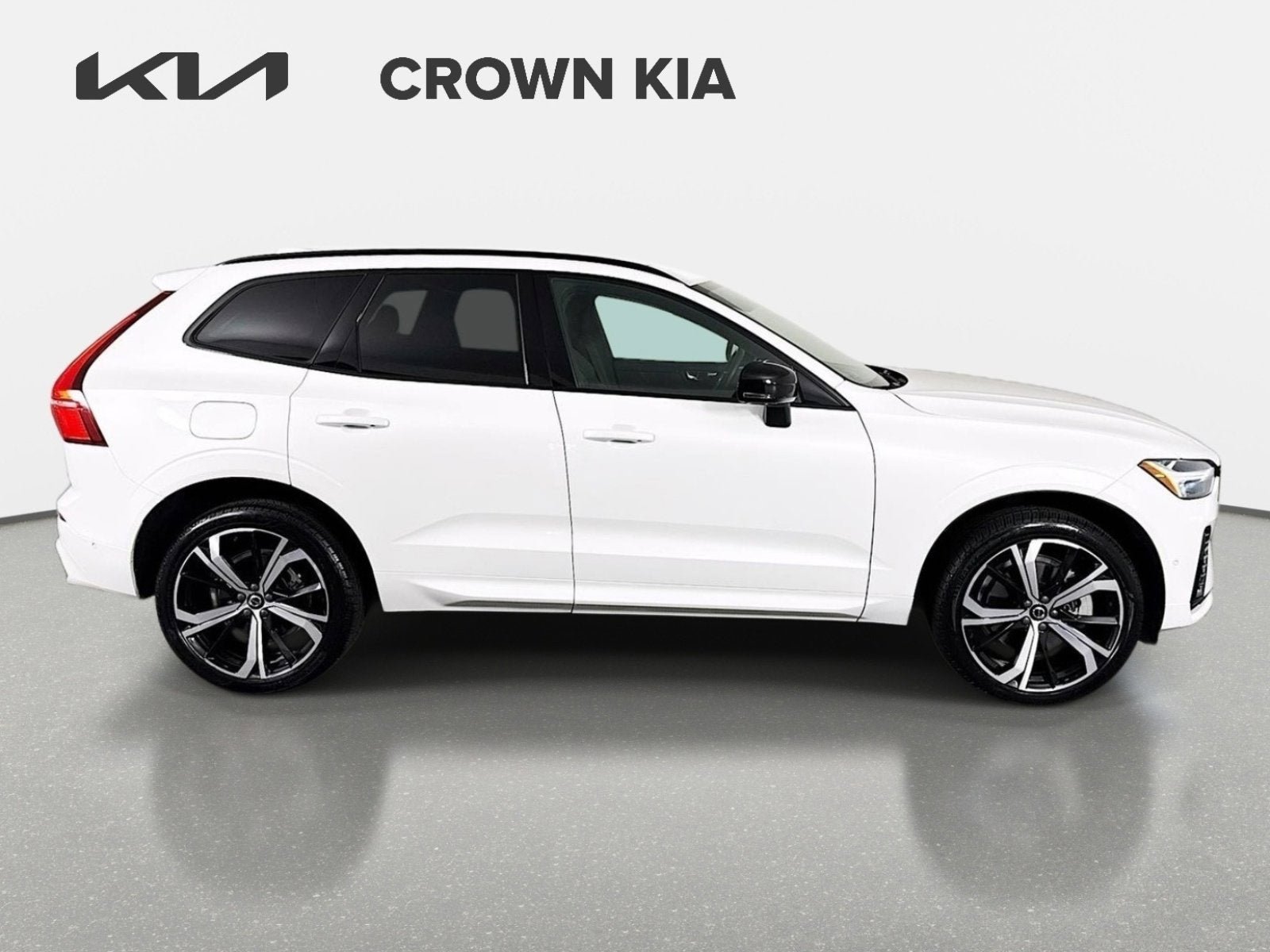 Used 2022 Volvo XC60 T8 R-Design w/ Advanced Package AWD/4WD image 5