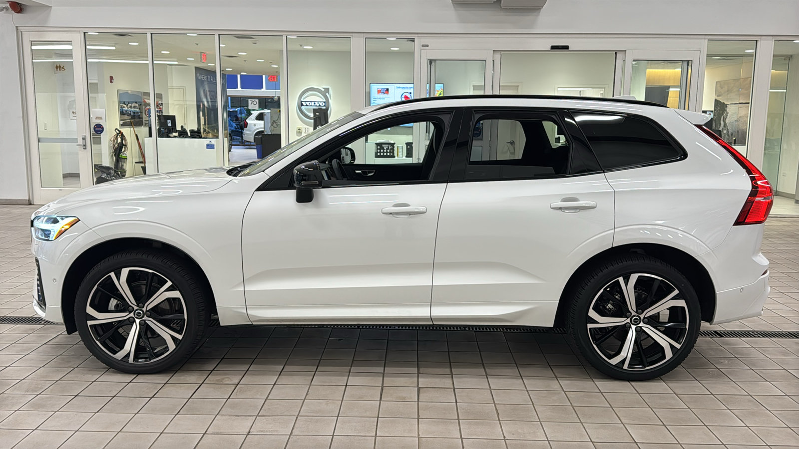 Used 2024 Volvo XC60 B5 Ultimate w/ Climate Package AWD/4WD image 8
