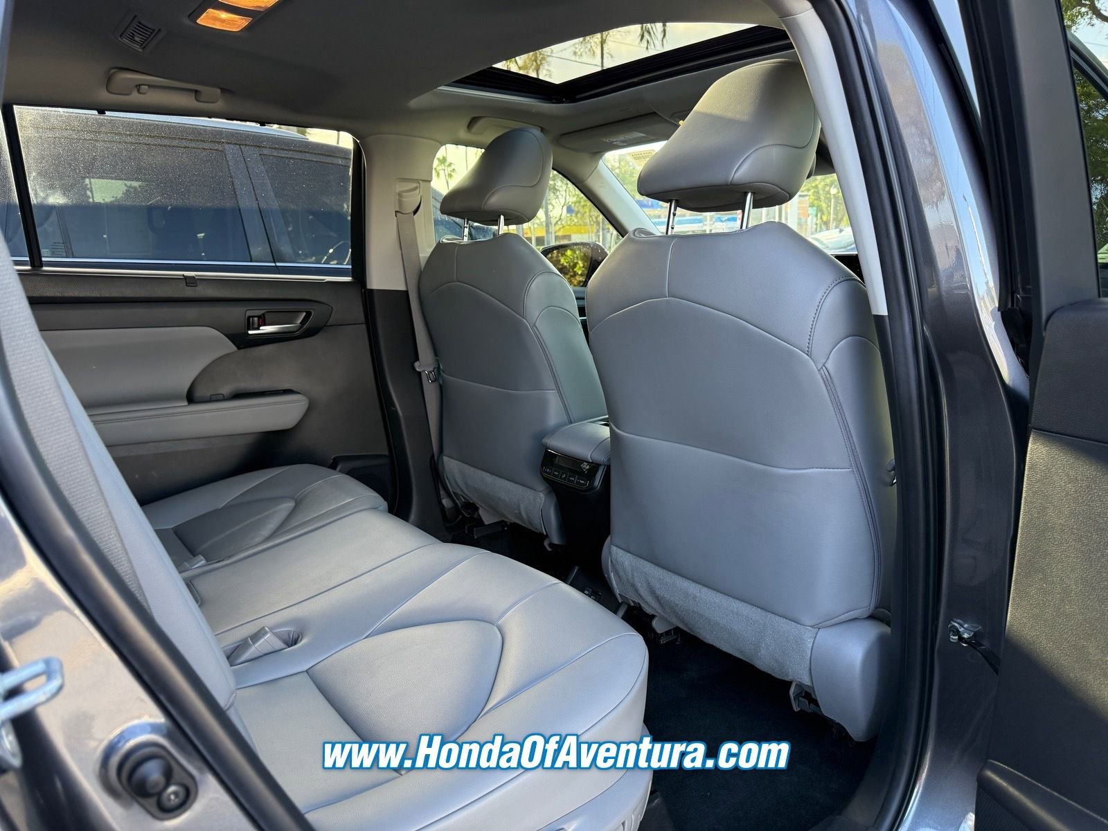 Used 2023 Toyota Highlander XLE FWD image 10