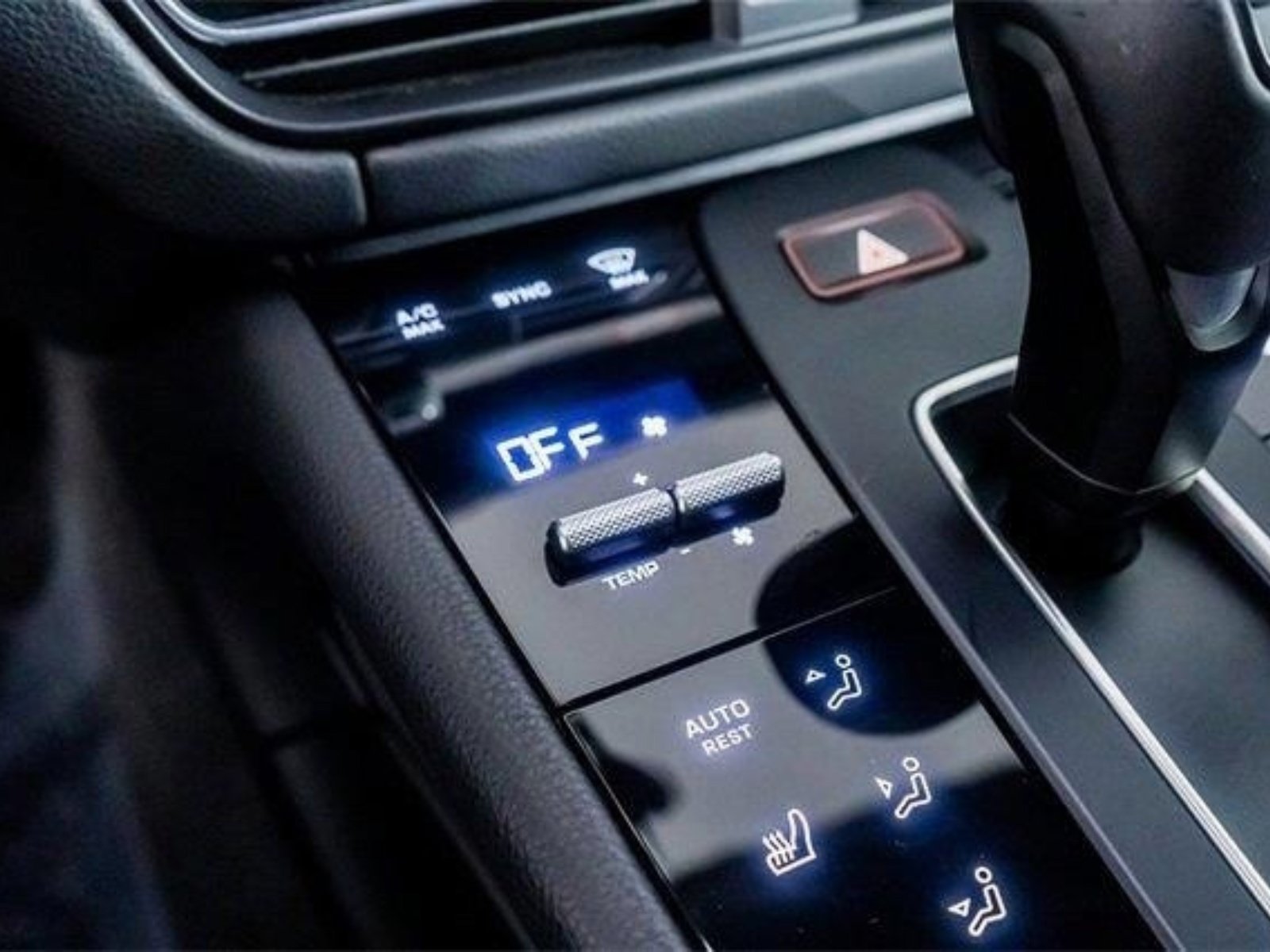 Used 2025 Porsche Macan Turbo AWD/4WD image 47