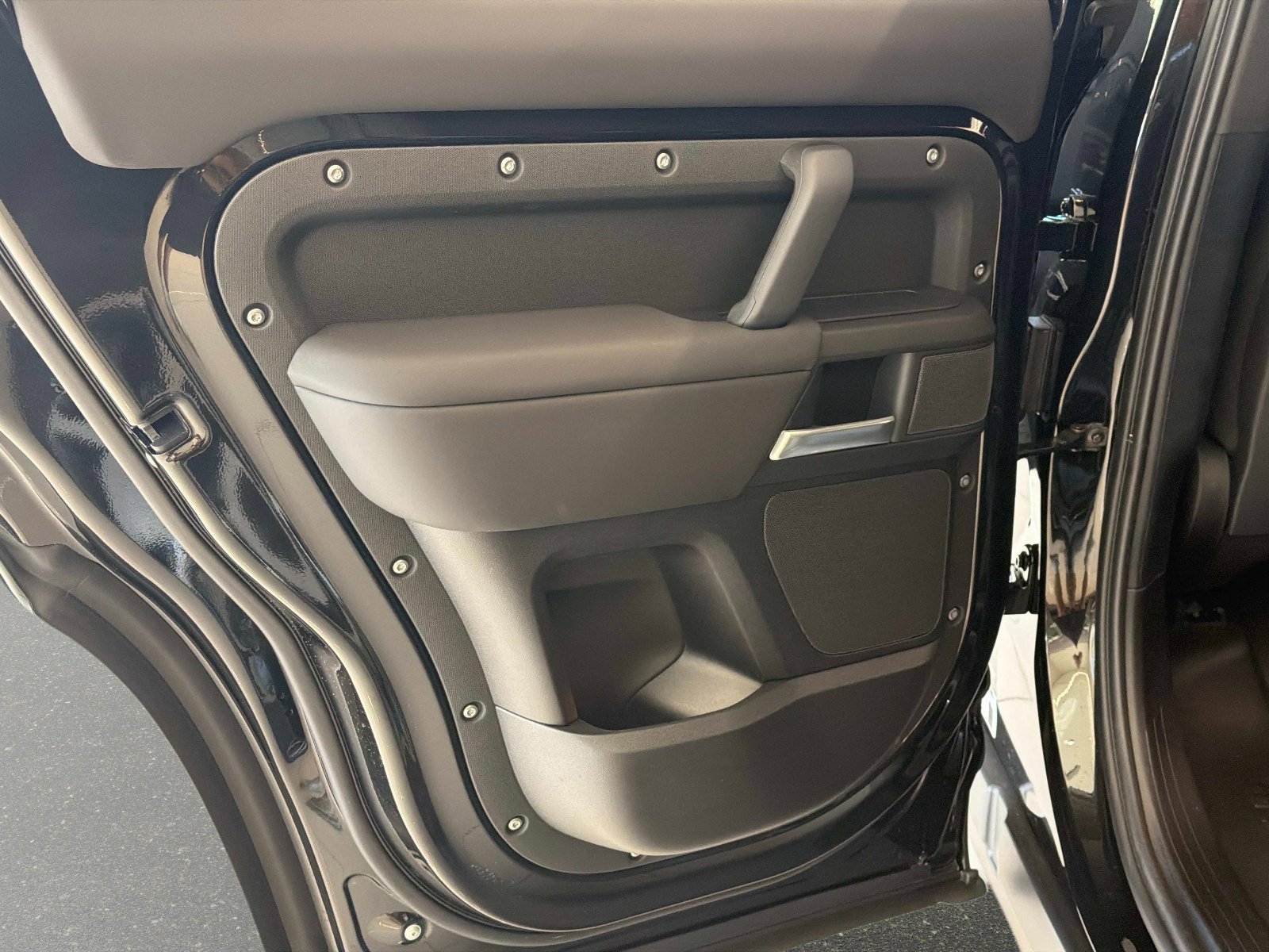 New 2026 Land Rover Defender 110 X-Dynamic SE image 12