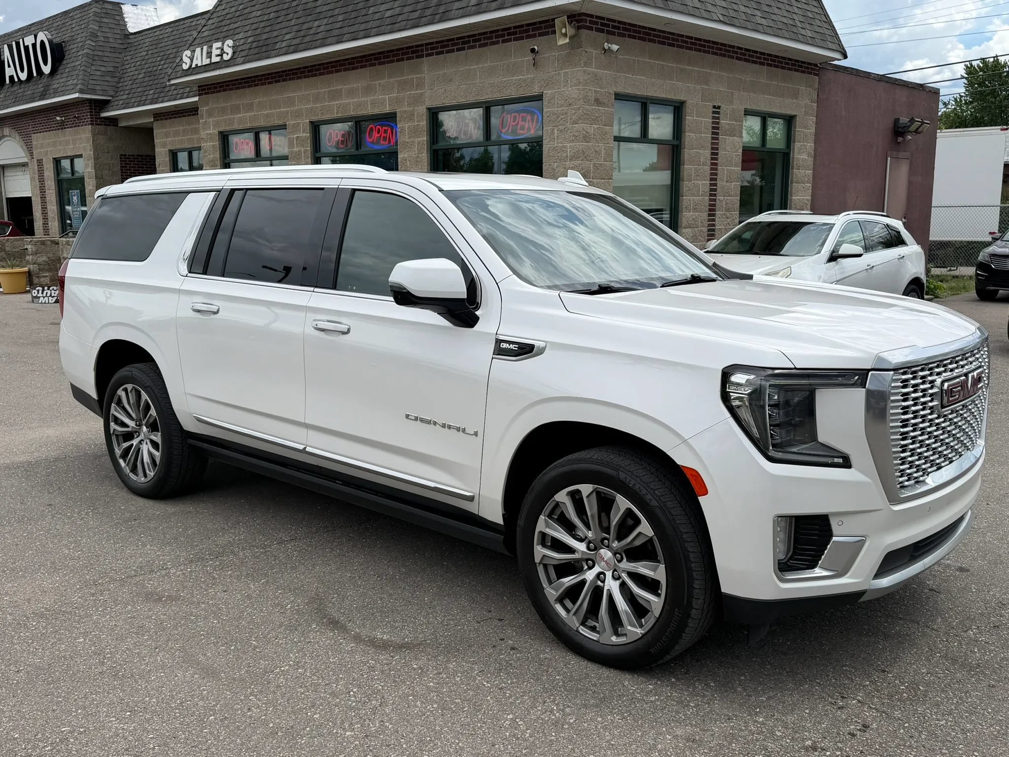 Used 2021 GMC Yukon XL Denali w/ Denali Premium Package AWD/4WD image 7