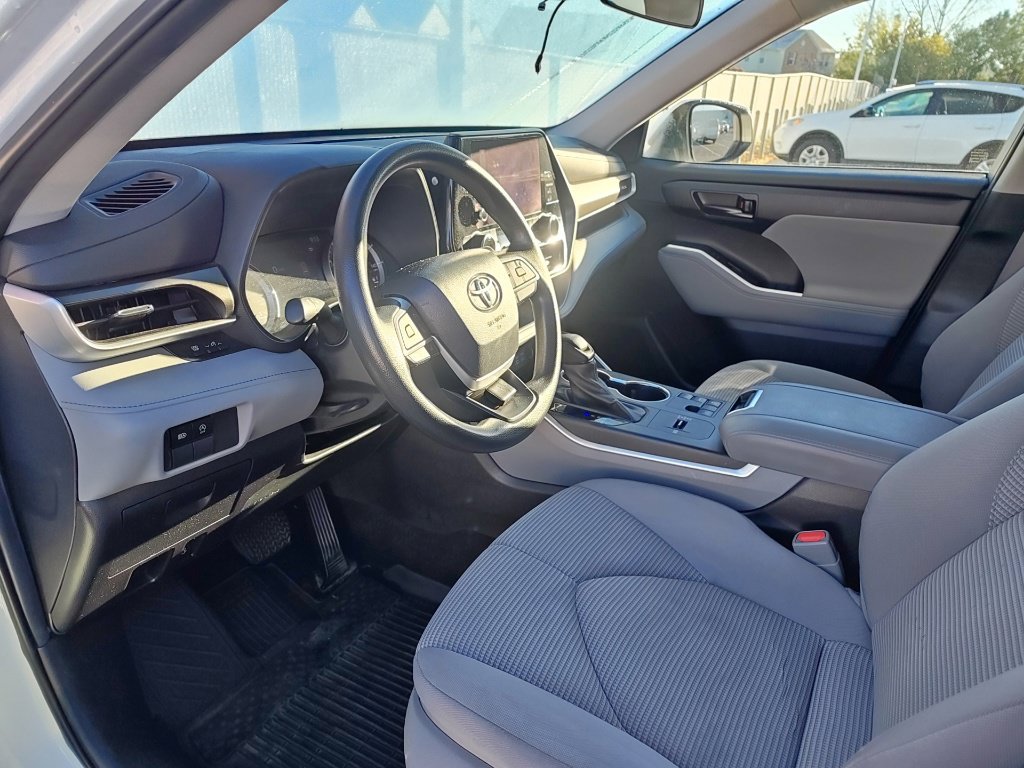 Used 2023 Toyota Highlander L FWD image 7