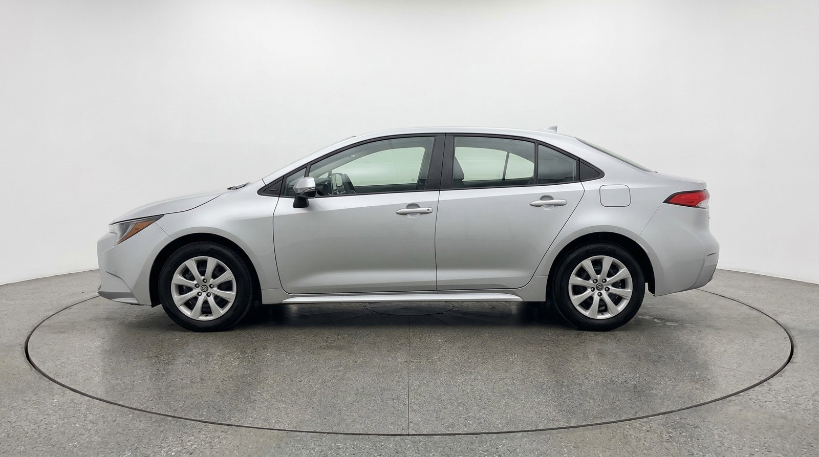 Used 2025 Toyota Corolla LE FWD image 5