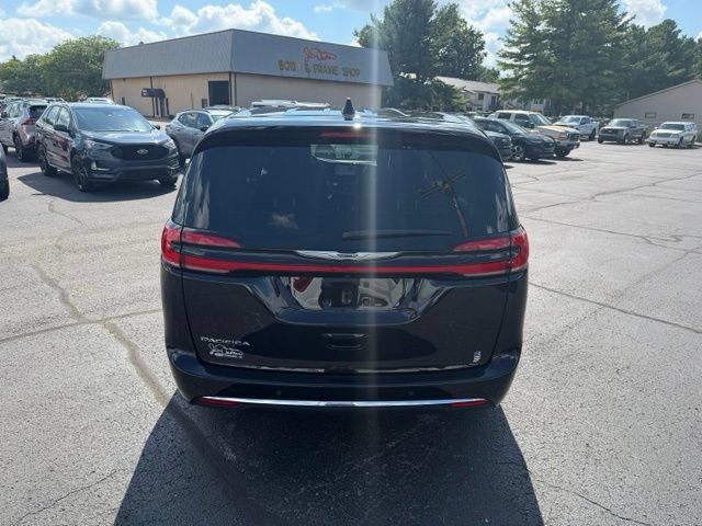 Used 2024 Chrysler Pacifica Touring-L FWD image 8