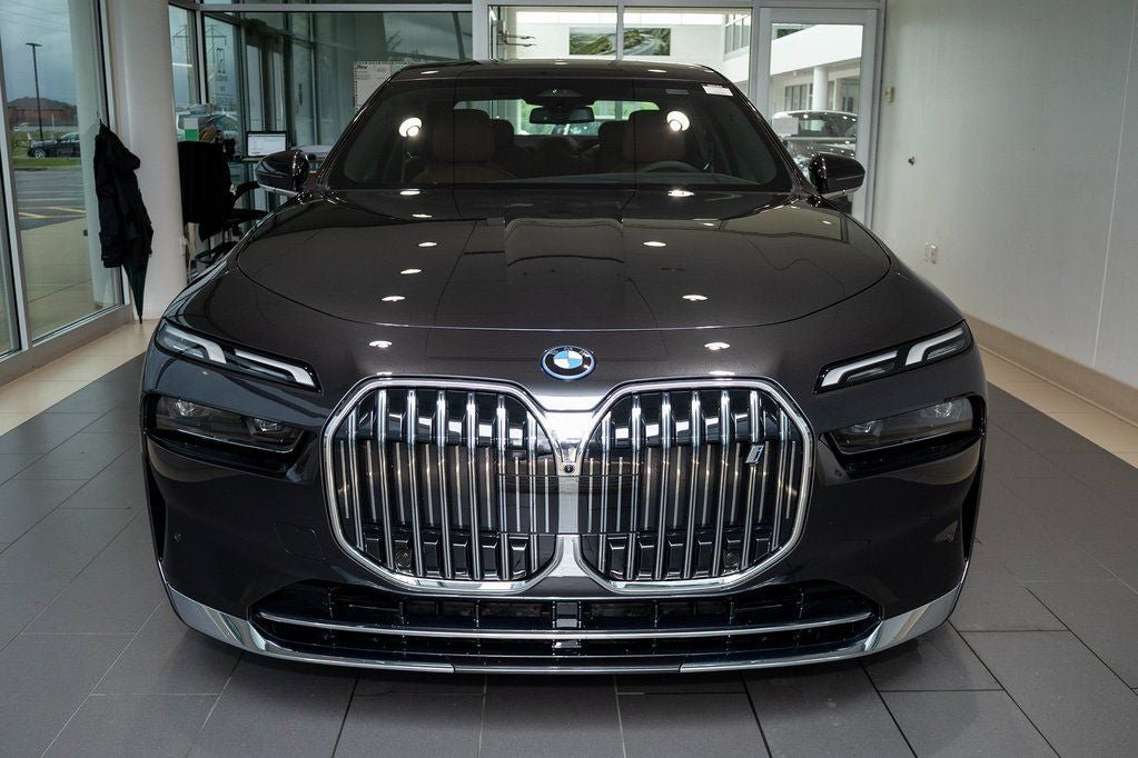 Used 2025 BMW i7 eDrive50 w/ Premium Package RWD image 2